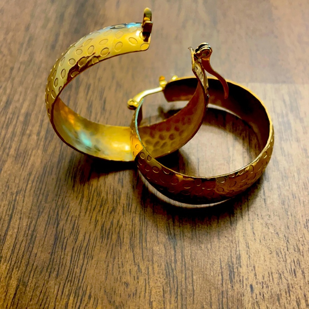 Earrings gold color!